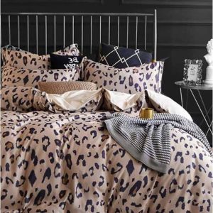 Hnědé prodloužené čtyřdílné bavlněné povlečení na dvoulůžko s prostěradlem 200x220 cm Leopard – Mila Home