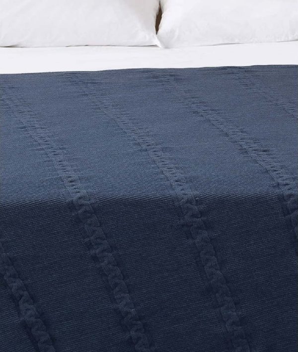 Tmavě modrý bavlněný přehoz na dvoulůžko 200x220 cm Trenza – Oyo Concept