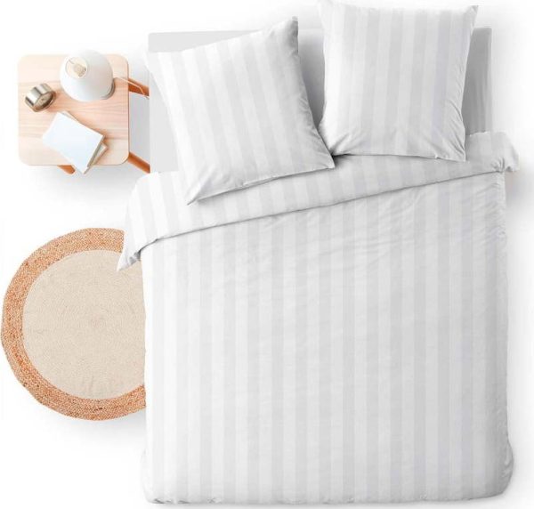 Bílé prodloužené povlečení na dvoulůžko z mikrovlákna 240x220 cm Cleo – douceur d'intérieur