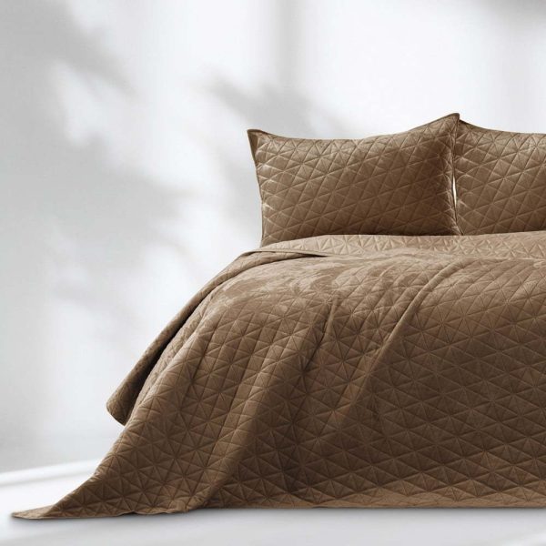 Světle hnědý sametový prošívaný přehoz 240x260 cm Laila – Restilo