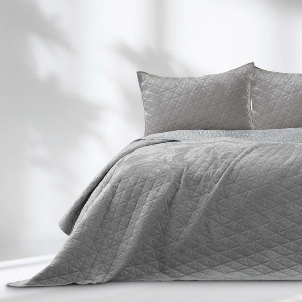 Světle šedý sametový prošívaný přehoz 170x210 cm Laila – AmeliaHome