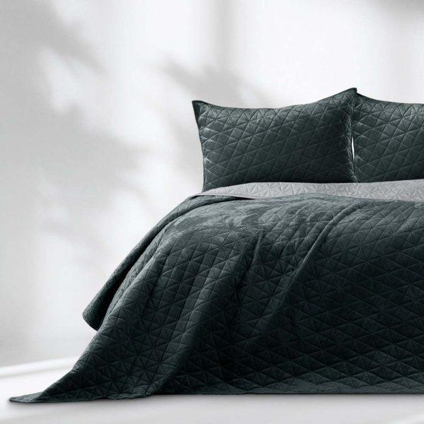 Tmavě šedý sametový prošívaný přehoz 170x270 cm Laila – AmeliaHome