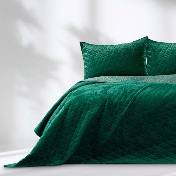 Zelený sametový prošívaný přehoz 170x210 cm Laila – AmeliaHome