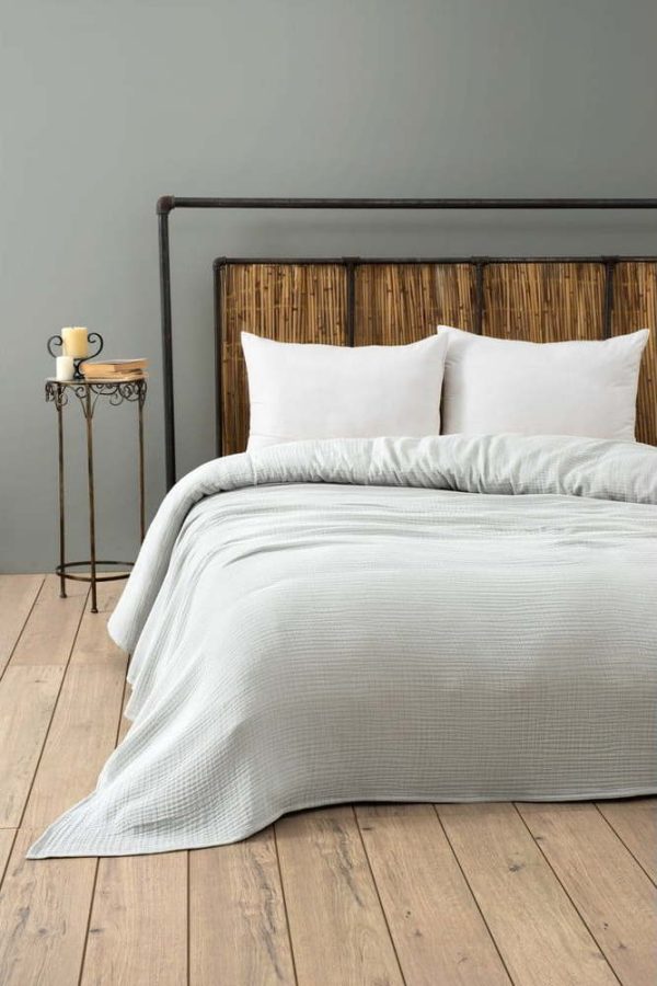 Světle šedý mušelínový přehoz 220x250 cm Muslin – Mijolnir