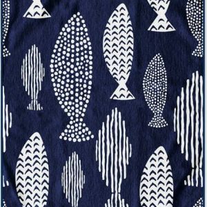 Tmavě modrá plážová osuška 90x180 cm Fish – DecoKing