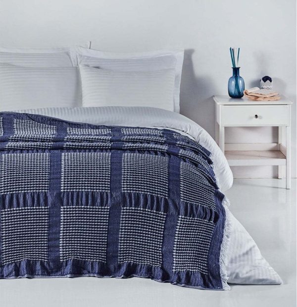Tmavě modrý bavlněný přehoz 230x250 cm Waffle – Mijolnir