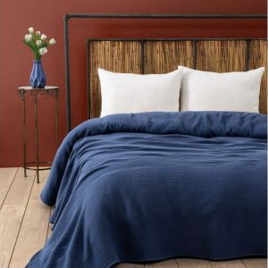 Tmavě modrý mušelínový přehoz 170x250 cm Muslin – Mijolnir