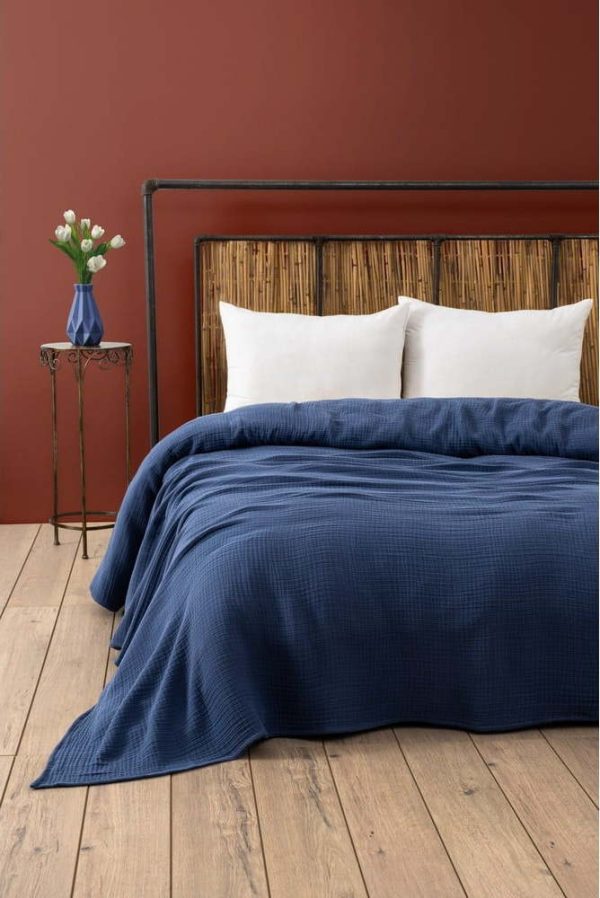 Tmavě modrý mušelínový přehoz 170x250 cm Muslin – Mijolnir