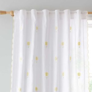 Žluto-bílá záclona 140x229 cm Lorna Embroidered Daisy – Catherine Lansfield