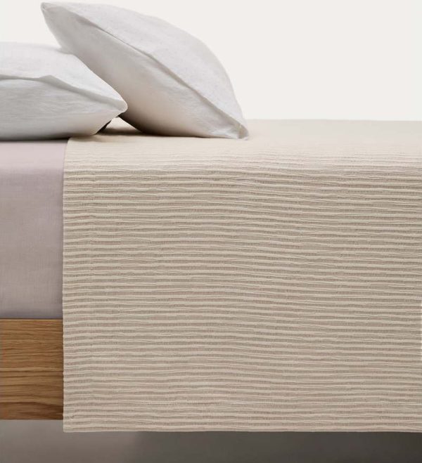 Béžový prošívaný přehoz z žakáru 240x260 cm Vindi – Kave Home