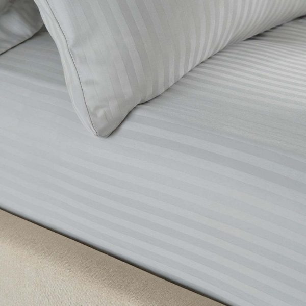 Šedé napínací prostěradlo 135x190 cm Satin Stripe - Catherine Lansfield
