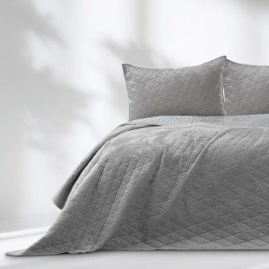 Světle šedý sametový prošívaný přehoz 170x210 cm Laila – AmeliaHome