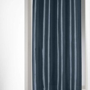 Tmavě modrý závěs z mikrosaténu 140x240 cm Shana – douceur d'intérieur