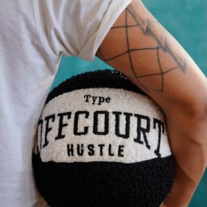 Dekorační polštář z materiálu bouclé ø 25 cm Basketball – Mioli Decor