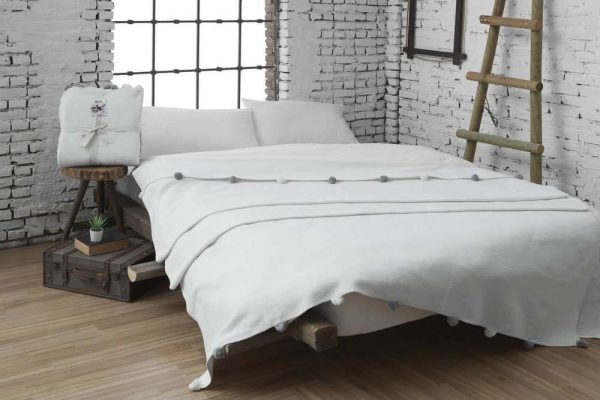 Krémový fleecový přehoz 150x200 cm Pom Pom – Mijolnir