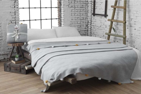 Šedý fleecový přehoz 150x200 cm Pom Pom – Mijolnir