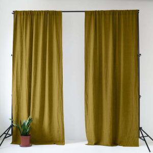 Okrově žlutý/zelený lněný závěs 140x250 cm Moss Green – Linen Tales