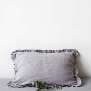 Světle šedý lněný povlak na polštář s řaseným lemem Linen Tales