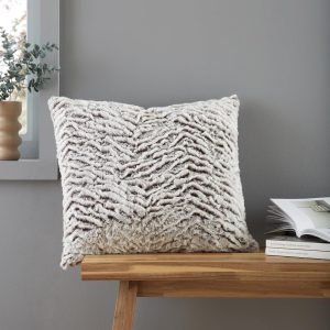 Dekorační polštář z umělé kožešiny 43x43 cm Wolf Faux Fur – Catherine Lansfield