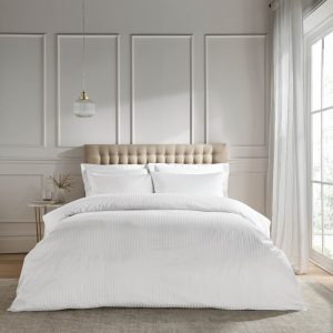 Bílé damaškové povlečení na dvoulůžko/prodloužené 230x220 cm Satin Stripe – Catherine Lansfield