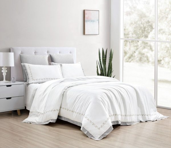 Bílé povlečení na dvoulůžko/prodloužené z bavlněného saténu s prostěradlem/6dílné 240x220 cm Diana – Mila Home Luxury