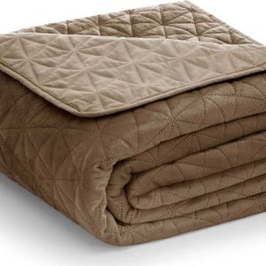 Světle hnědý sametový prošívaný přehoz 220x240 cm Laila – AmeliaHome