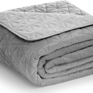 Světle šedý sametový prošívaný přehoz 170x210 cm Laila – AmeliaHome