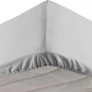 Světle šedé napínací prostěradlo z mikrovlákna 140x190 cm Oscar – douceur d'intérieur