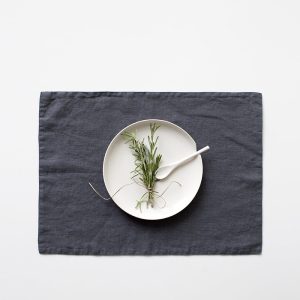 Tmavě šedé lněné prostírání Linen Tales