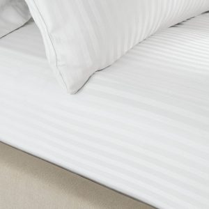 Bílé napínací damaškové prostěradlo 150x200 cm Satin Stripe – Catherine Lansfield