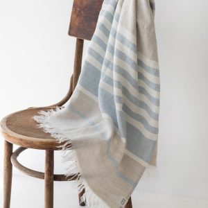 Modrá lněná plážová osuška 85x140 cm Allure Stripe – Linen Tales