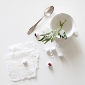 Sada 4 bílých lněných podtácků Linen Tales Classic