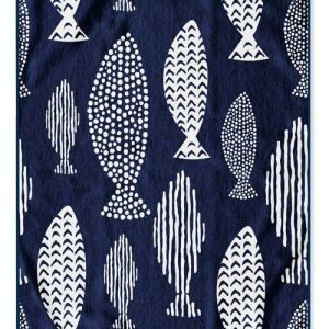 Tmavě modrá plážová osuška 90x180 cm Fish – DecoKing